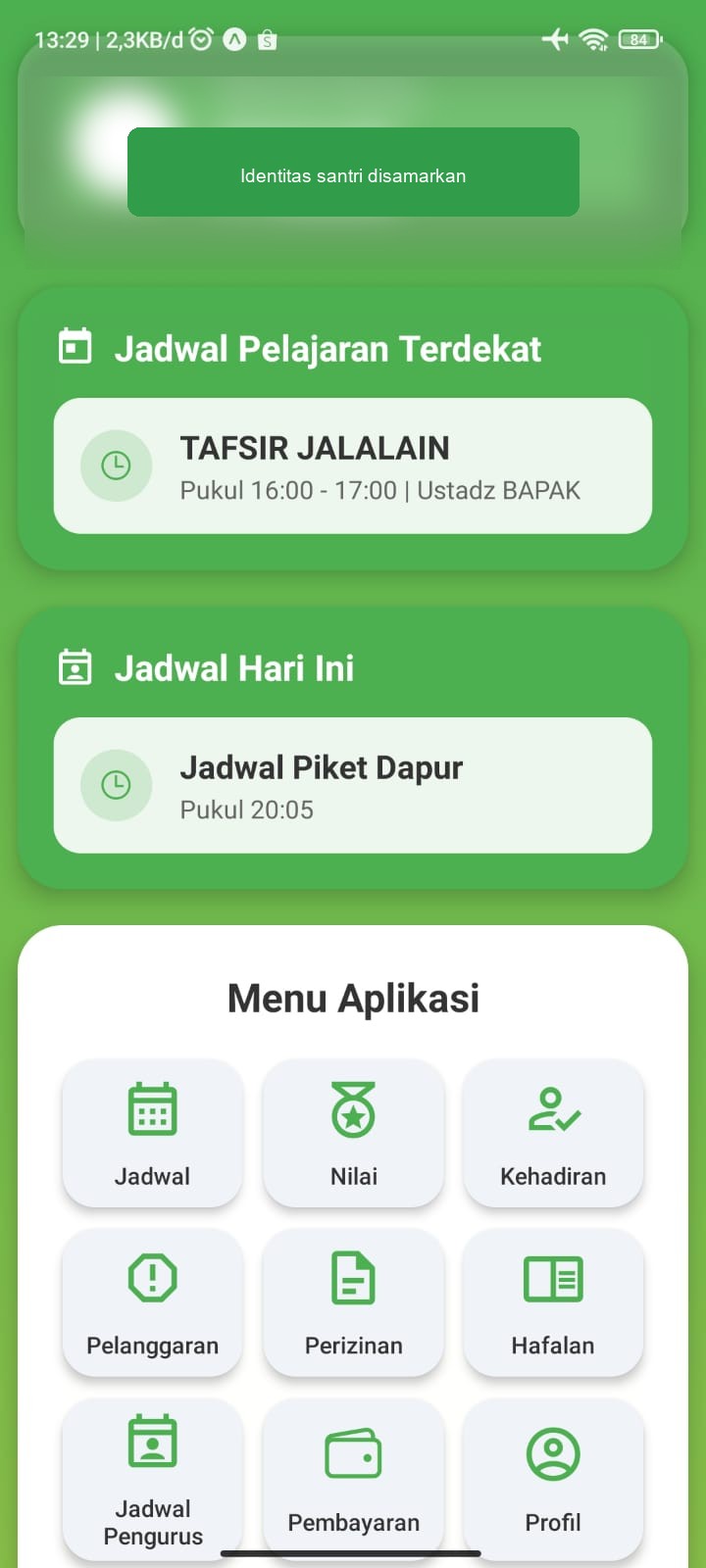 Layar penuh aplikasi pesantren di ponsel dengan identitas santri disamarkan